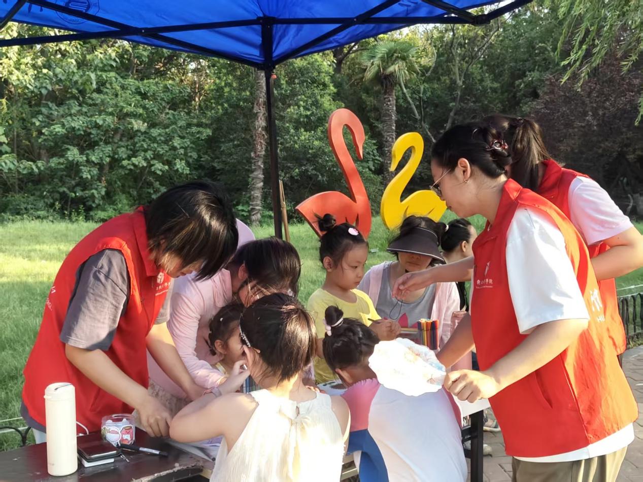 社区研学探环境治理难题 童心彩绘筑绿色环保发展